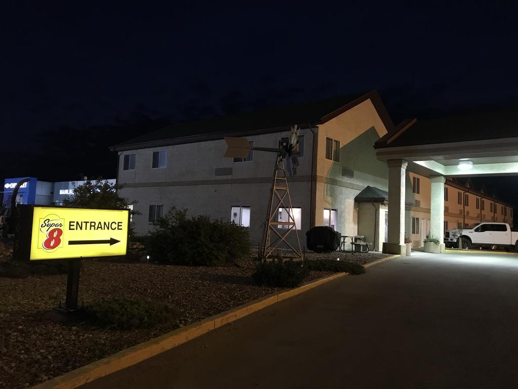 Super 8 By Wyndham Kindersley Ngoại thất bức ảnh