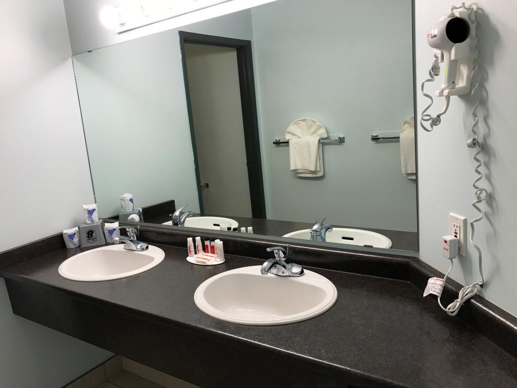 Super 8 By Wyndham Kindersley Ngoại thất bức ảnh